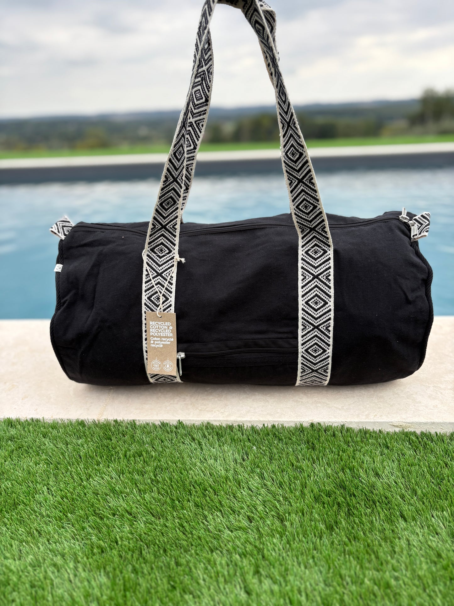 Sac polochon en coton tissu noir avec poignées motifs géométriques en noir et blanc
