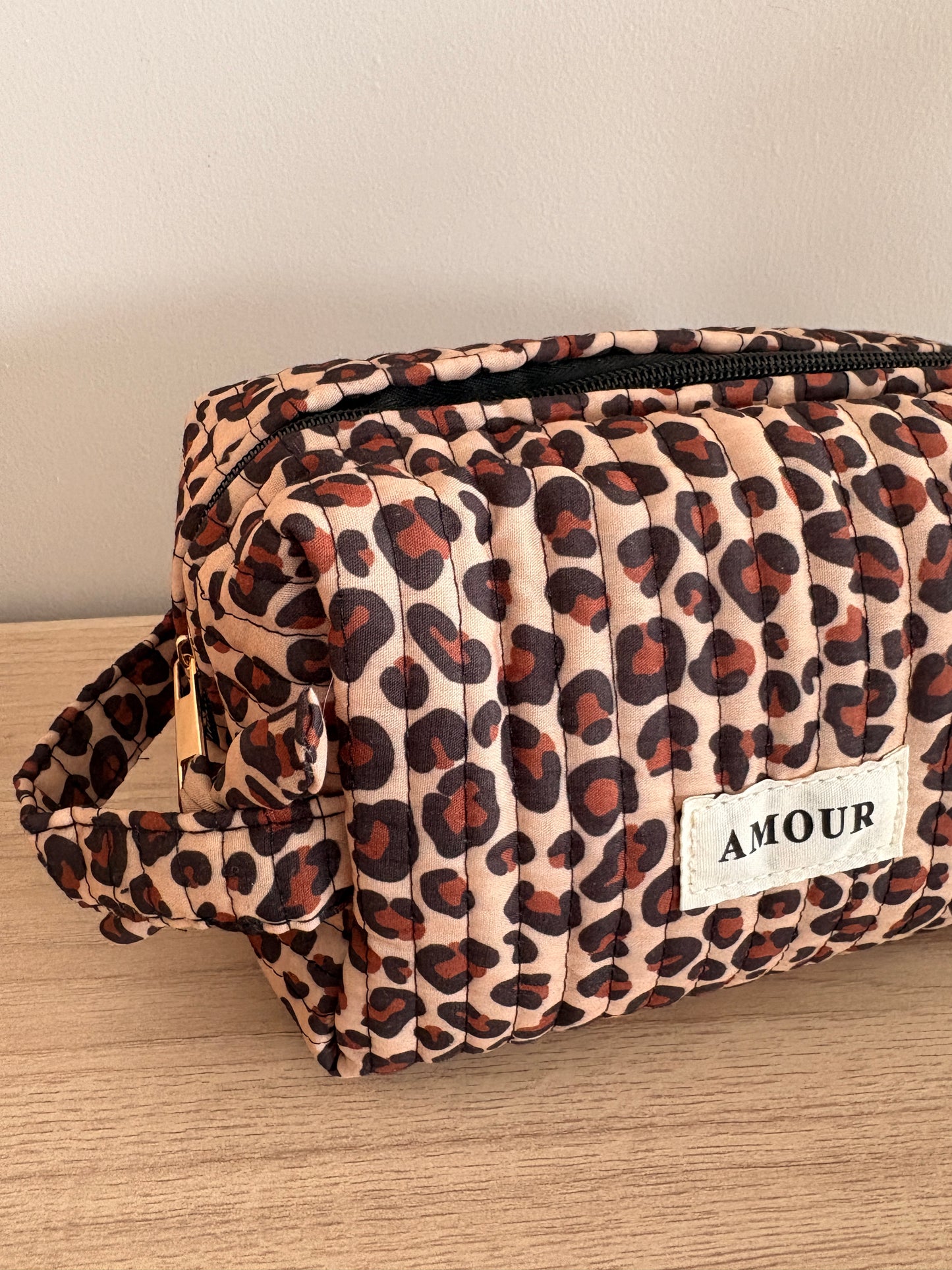 Pochette trousse en coton matelassé beige taupe motifs léopard couleur Noir et marron