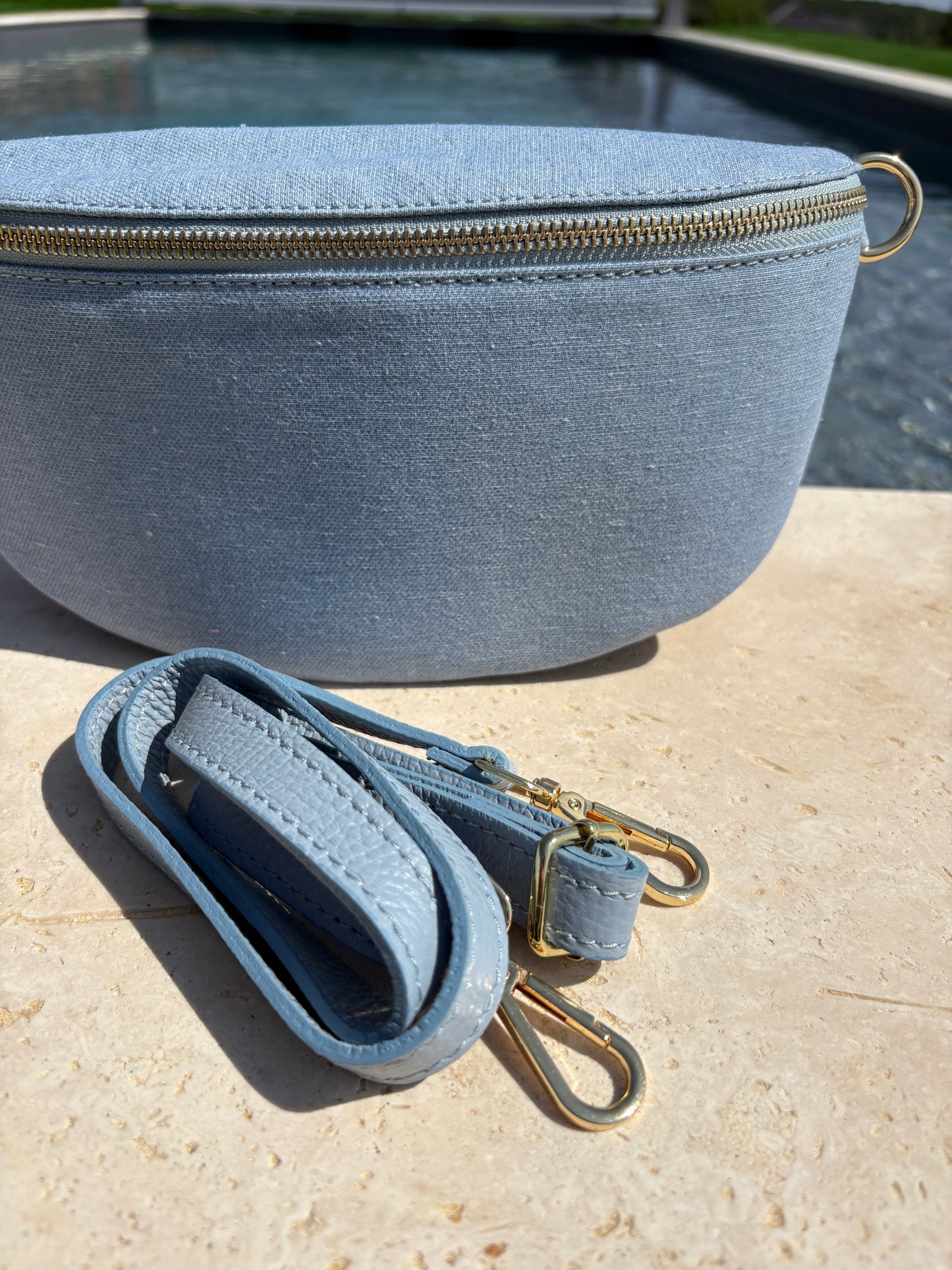Sac banane tissu jean bandouliere bleu clair en cuir