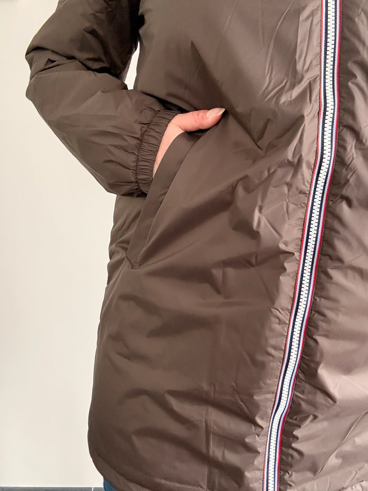 Parka imperméable longue fourrée pour femme Laura Jo, manteau marron chocolat avec capuche, veste chaude et élégante.