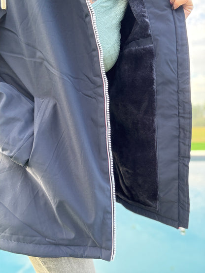 Manteau imperméable mi long fourré en fausse fourrure bleu marine