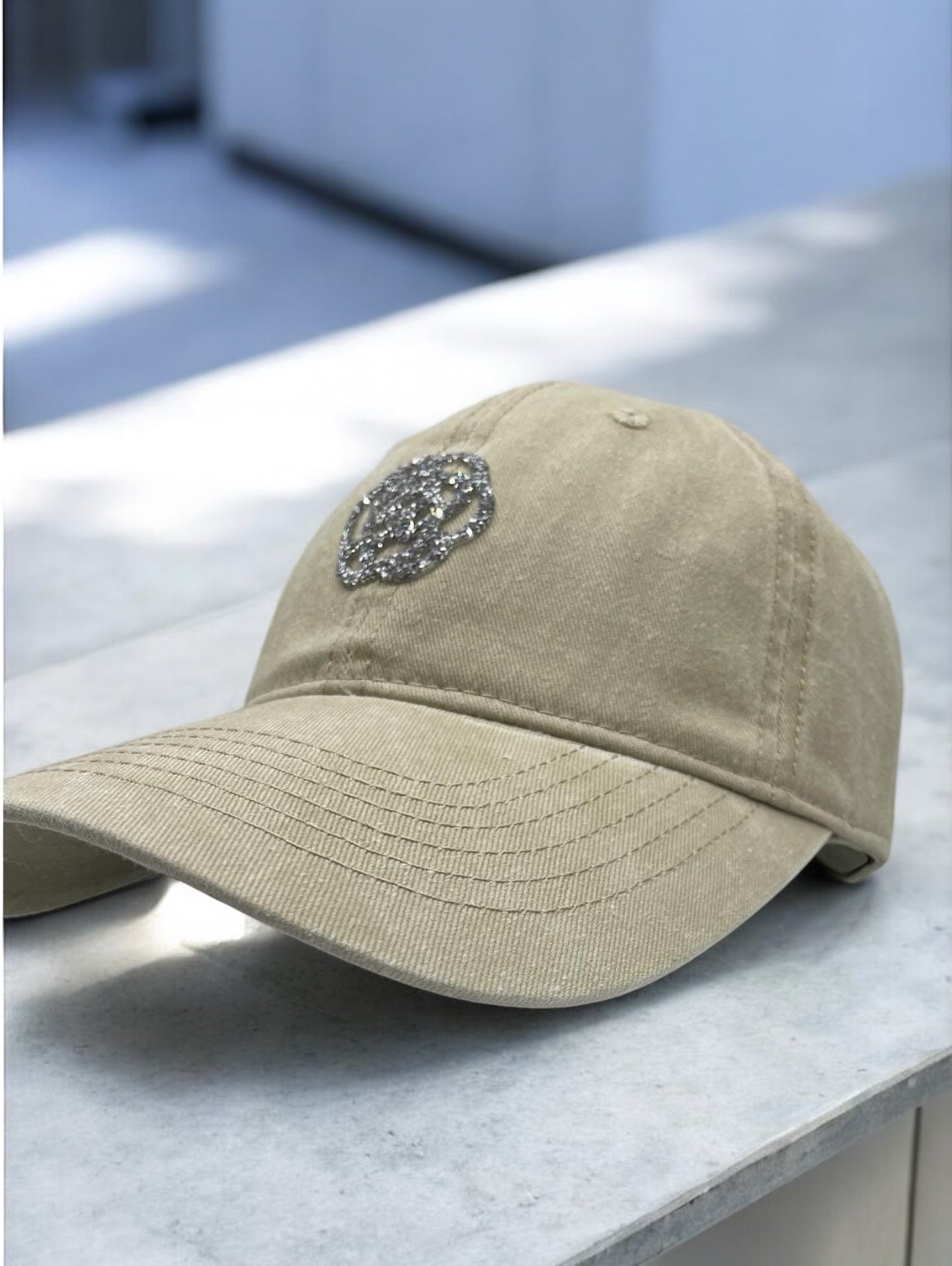 Casquette en coton beige avec logo en strass