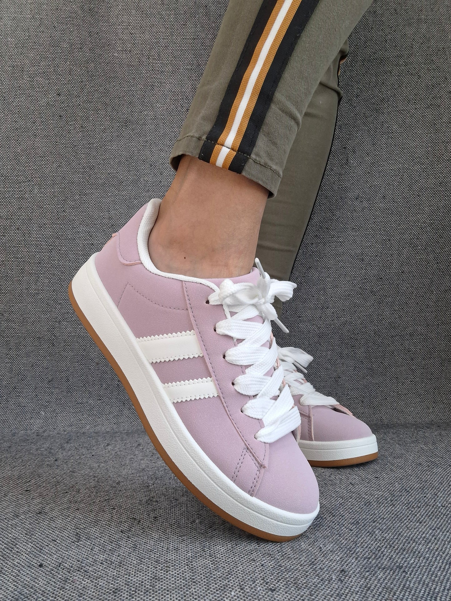 Chaussures baskets basses rose pale lilas avec bandes blanches style sneakers campus