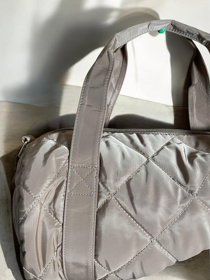 Sac polochon matelassé beige avec anses et bandoulière réglable