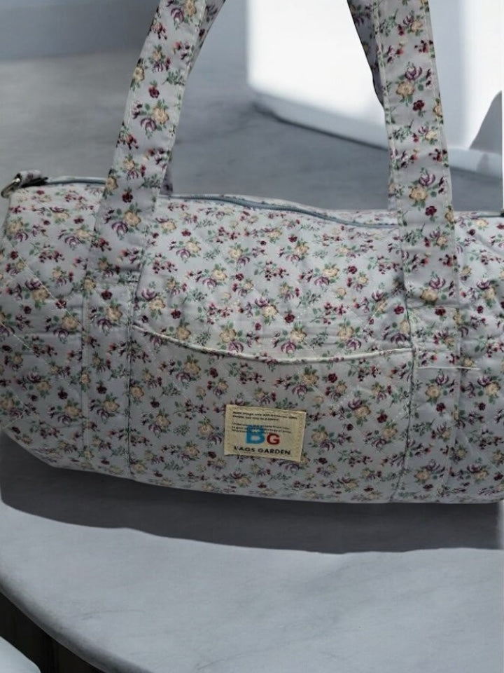 Sac polochon en coton matelassé motifs à fleurs bleu ciel