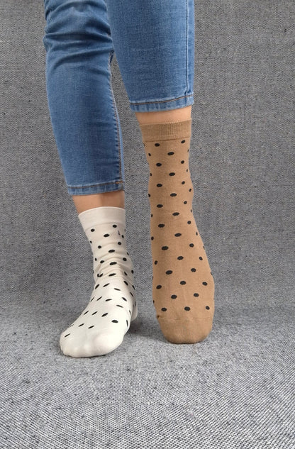 Paire de chaussettes marrons en coton à motifs pois noirs