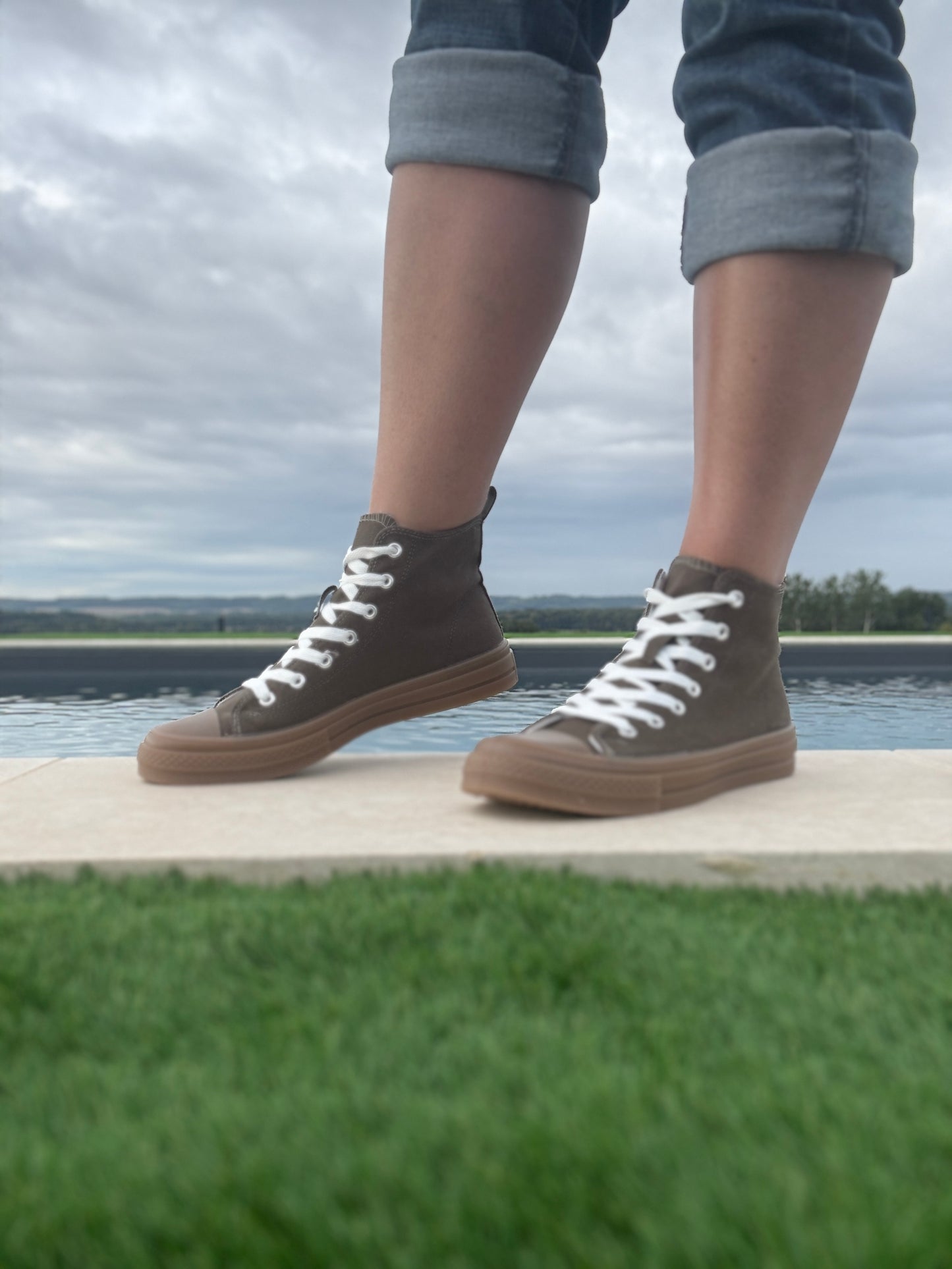 Chaussures baskets hautes en tissu kaki et marron style converse