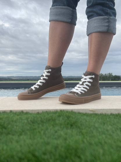 Chaussures baskets hautes en tissu kaki et marron style converse