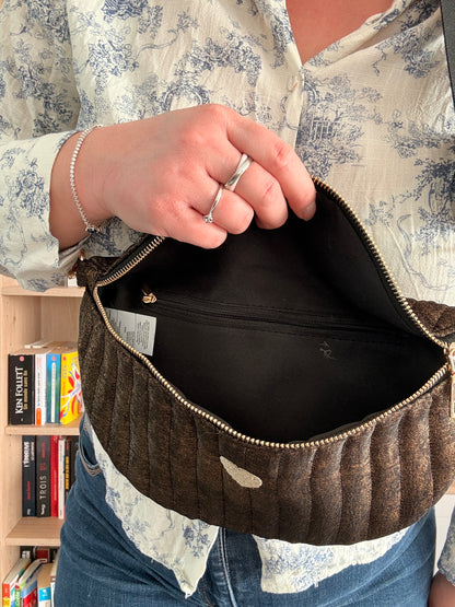 Sac banane en tissu irisé noir texturé relief élégant doré