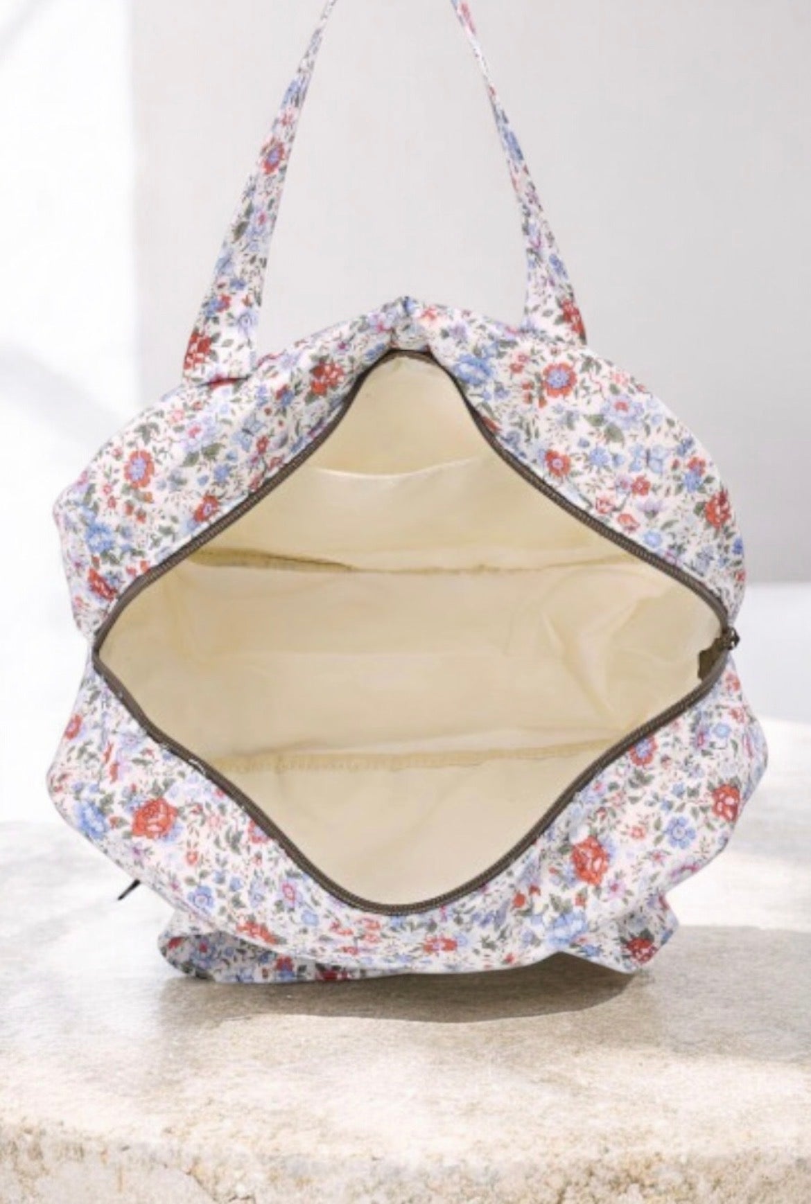 Sac polochon week-end motif liberty fleurs colorées rouge, bleu et violet