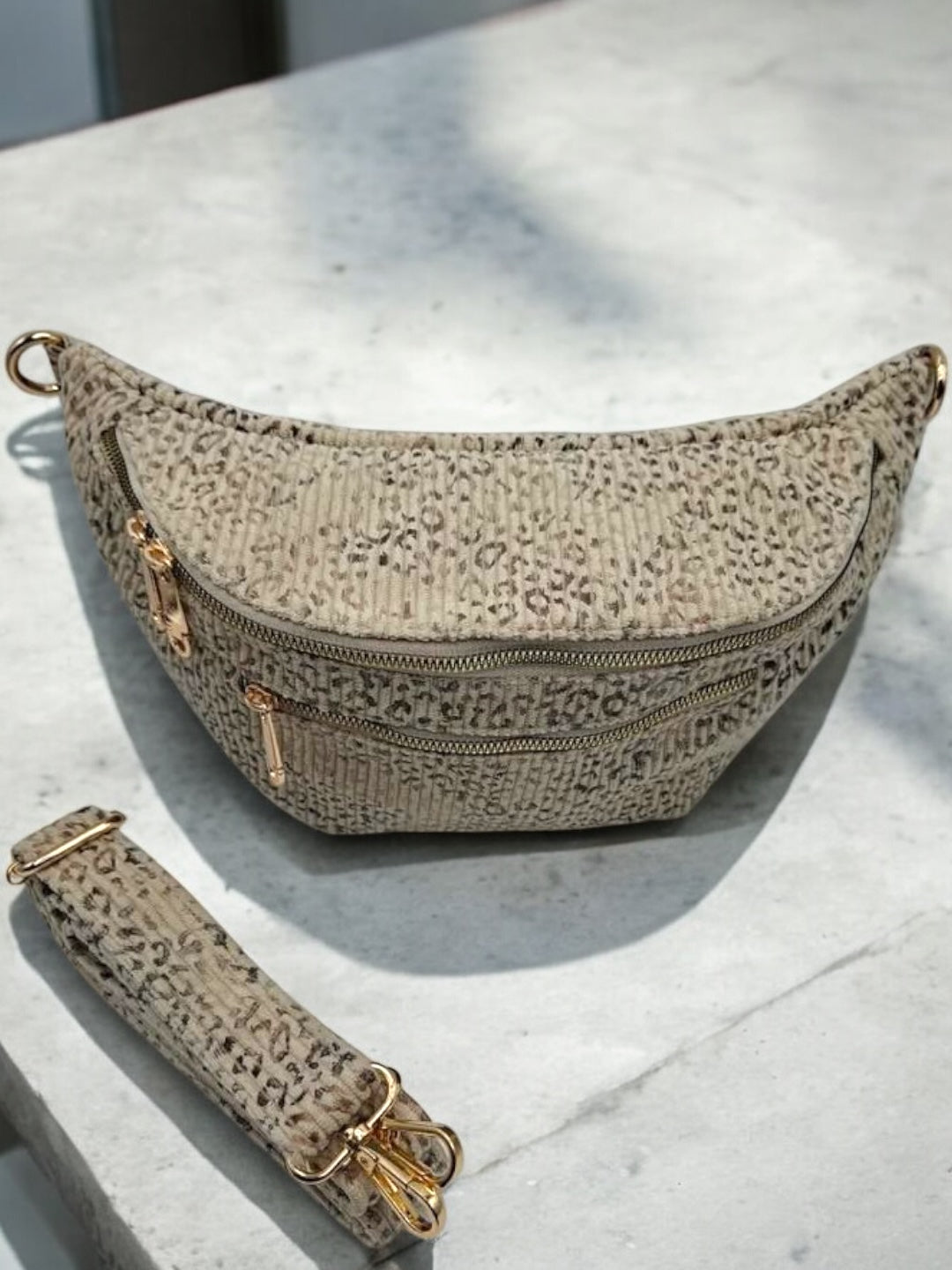 Sac banane XL en velours côtelé beige imprimé léopard 2 poches