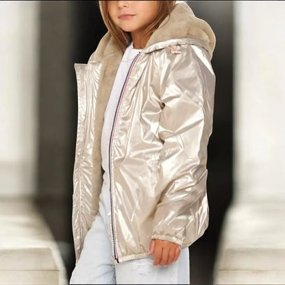 Imperméable léger pour fille Laura Jo: veste pailletée dorée doublée et capuche en fausse fourrure, zippée, portée sur jean.