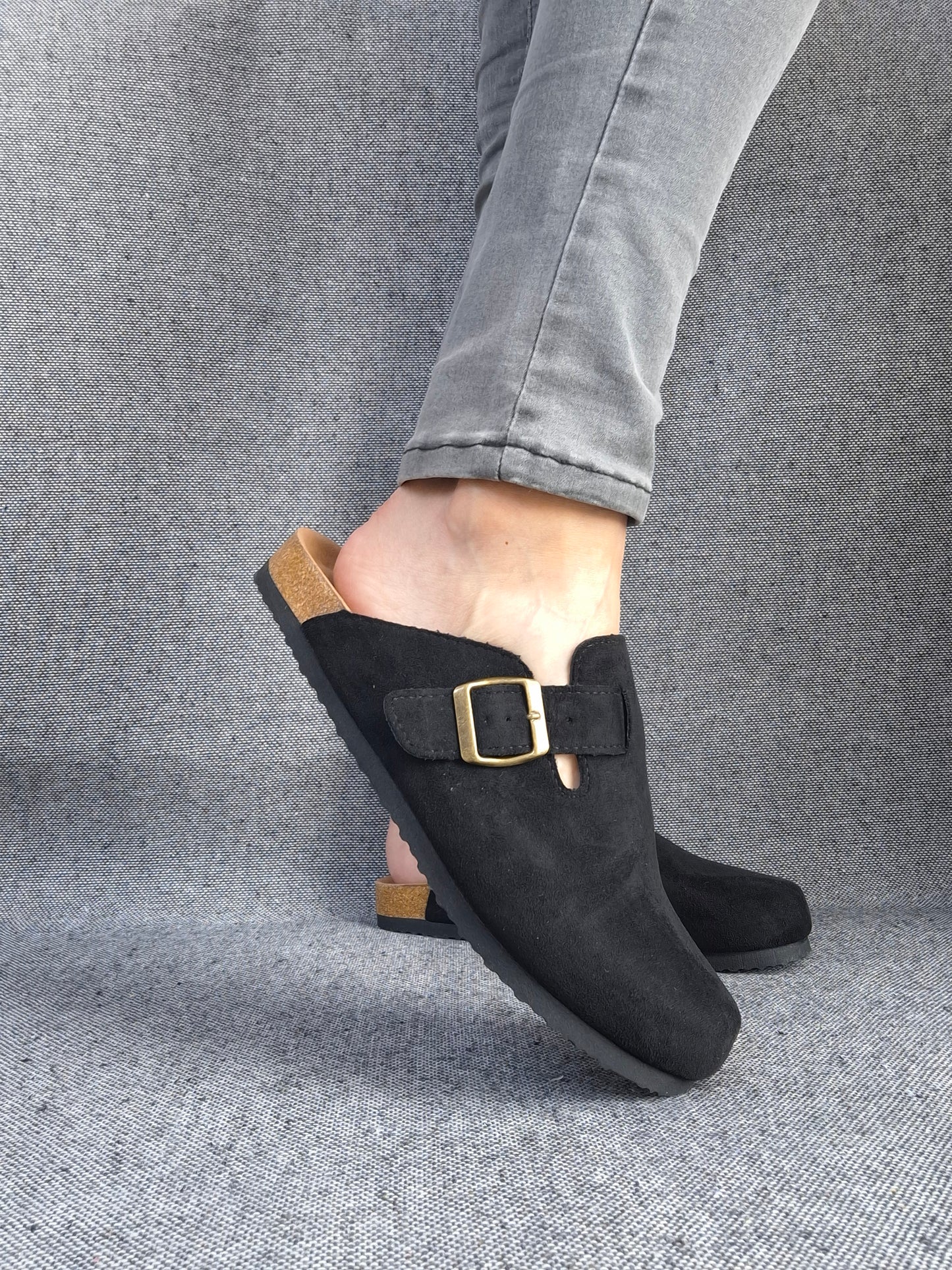 Chaussures sabots à semelle intérieur noirs avec boucle dorée