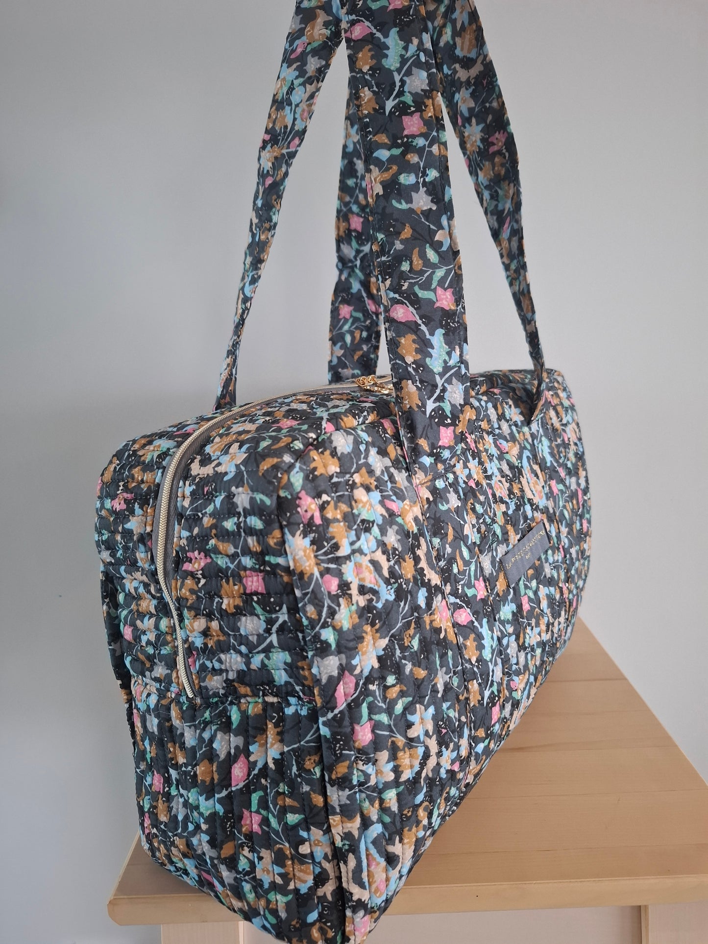 Sac week-end polochon en coton matelassé gris liberty fleuris nuances de rose bleu et orange
