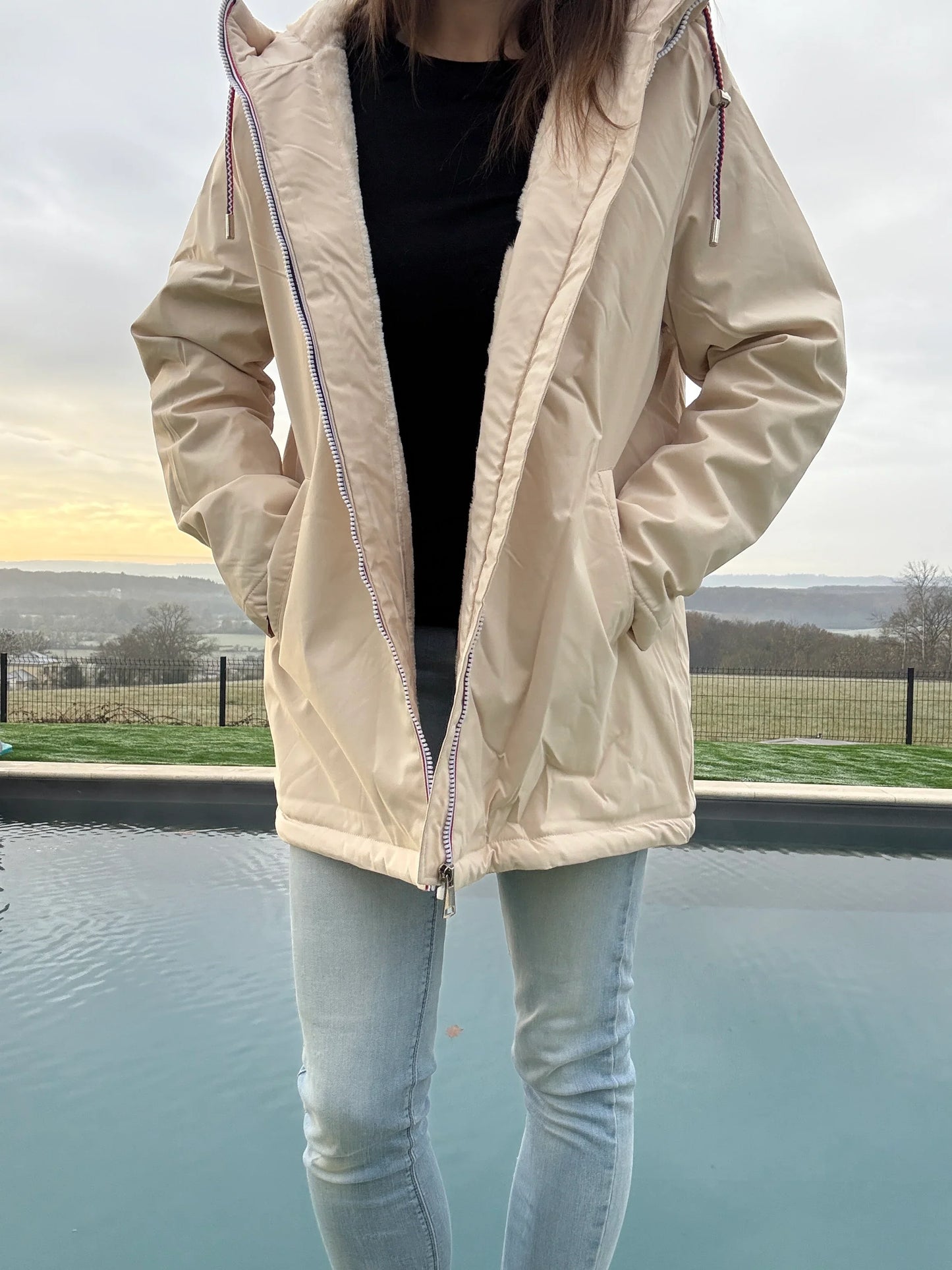 Manteau imperméable mi long fourré en fausse fourrure beige - Curvy