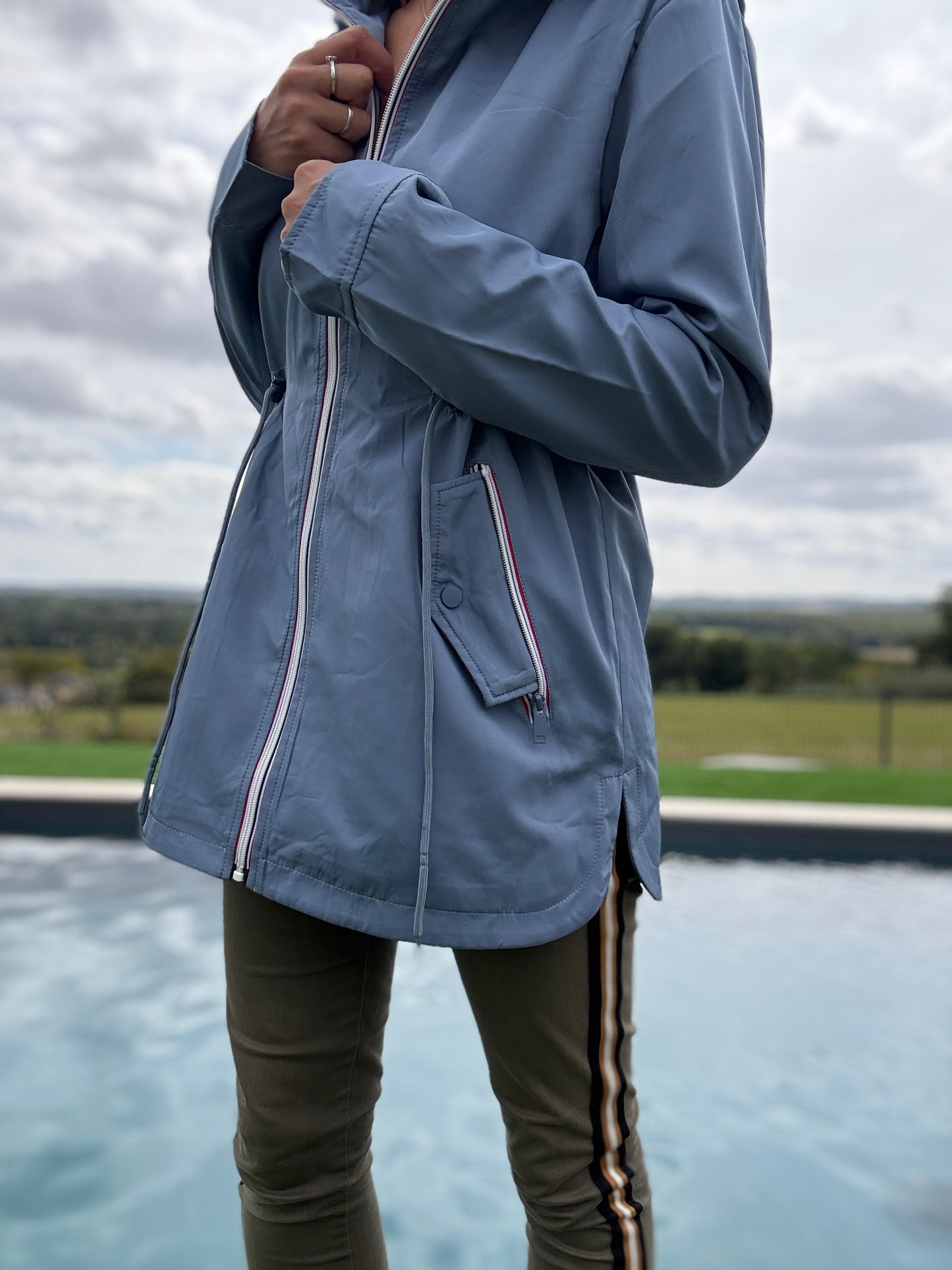 New Lolo - Manteau mi long deperlant léger bleu clair capuche intérieur marin rayé bleu clair blanc