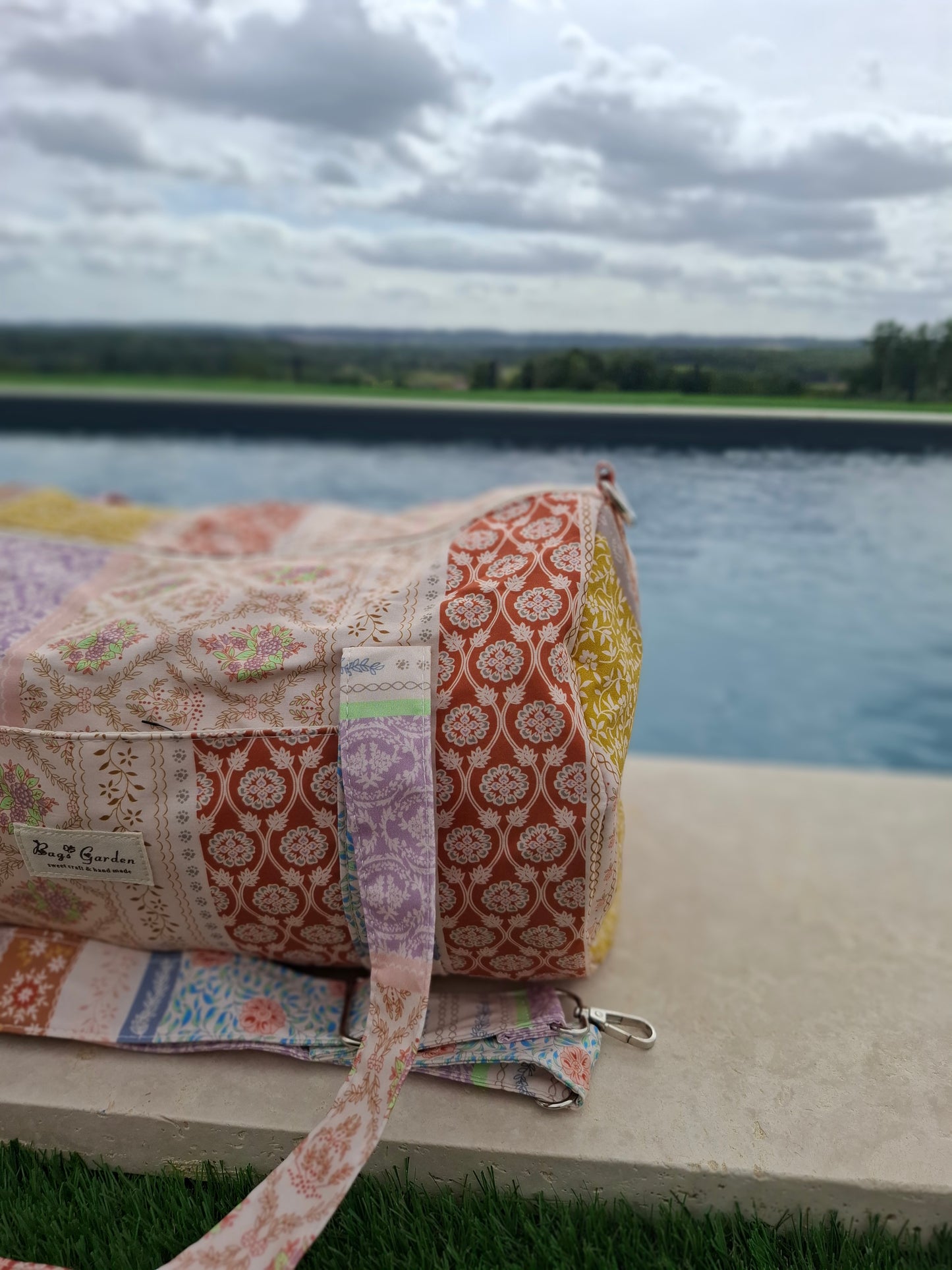 Sac polochon en tissu coton motifs patchwork fleuri avec des motifs géométriques orange rose bleu