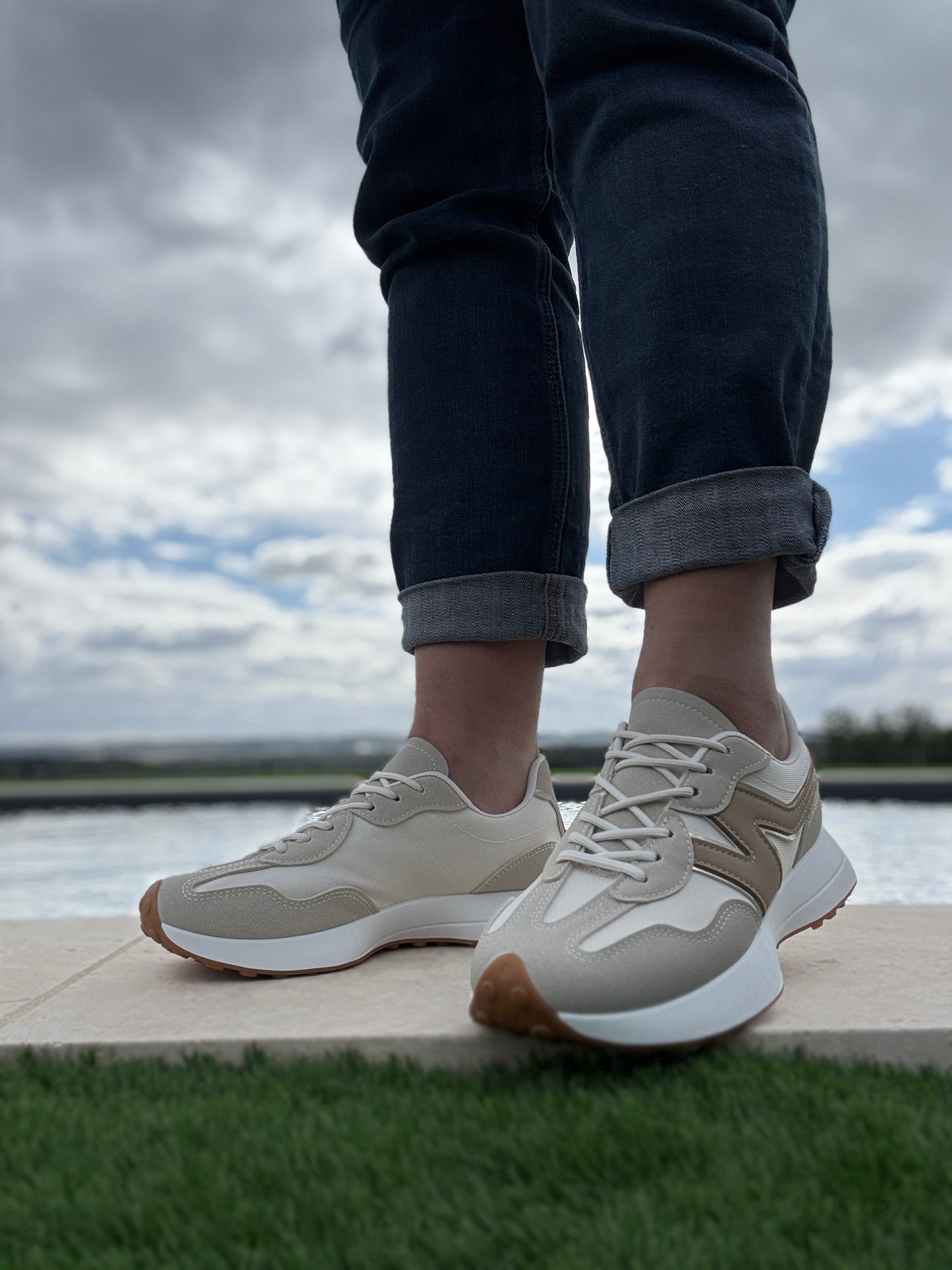 Chaussures baskets en tissu beige blanc rehaussée par un motif beige style new balance