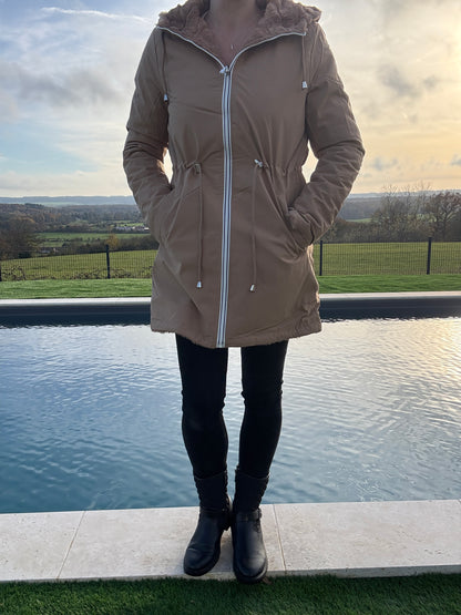 New Lolo - Manteau long camel réversible imperméable fourré fausse fourrure avec un cordon de resserrage à la taille- Curvy