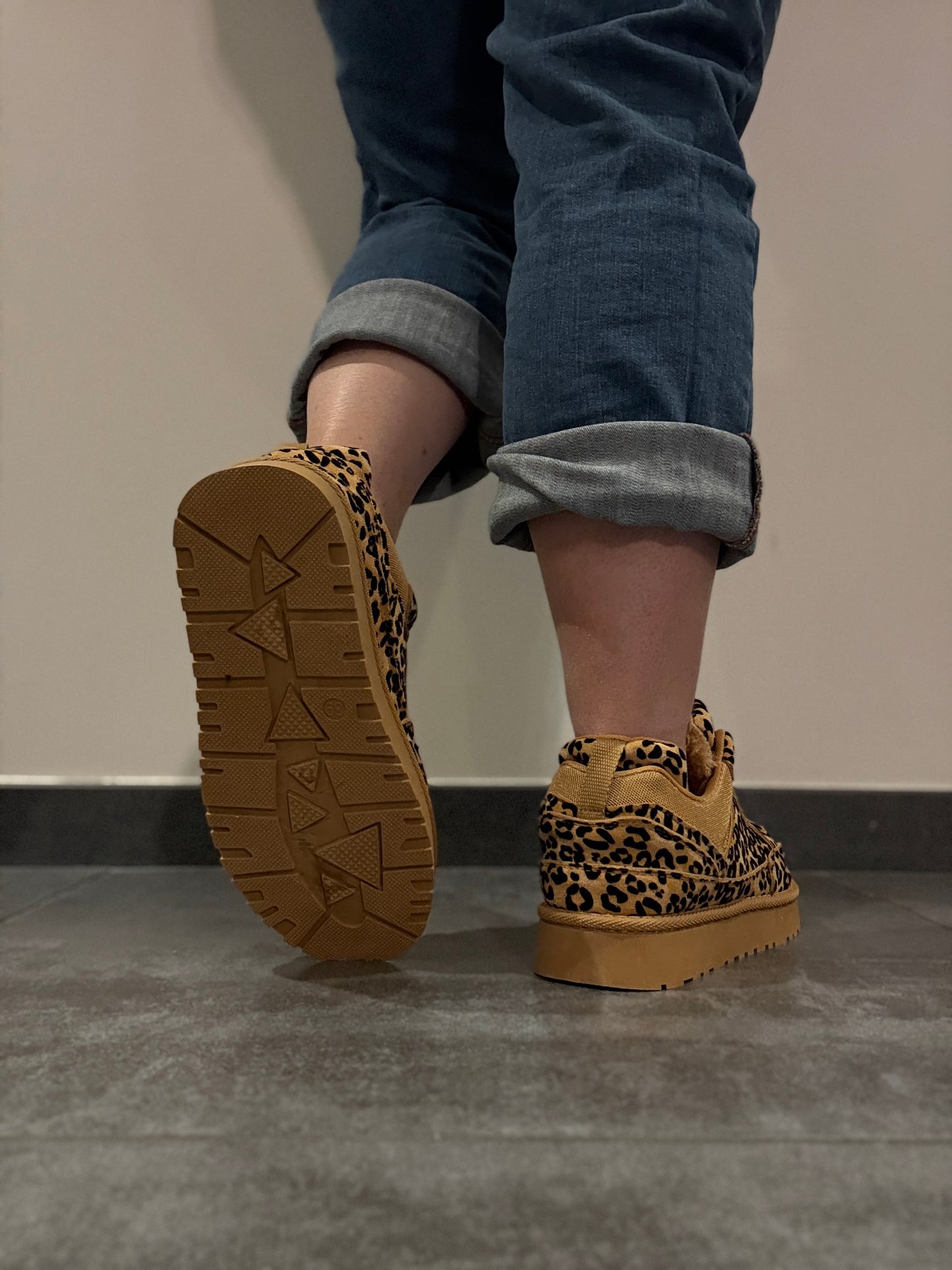 Chaussures baskets basses légèrement compensées fourrées motif léopard style sneakers