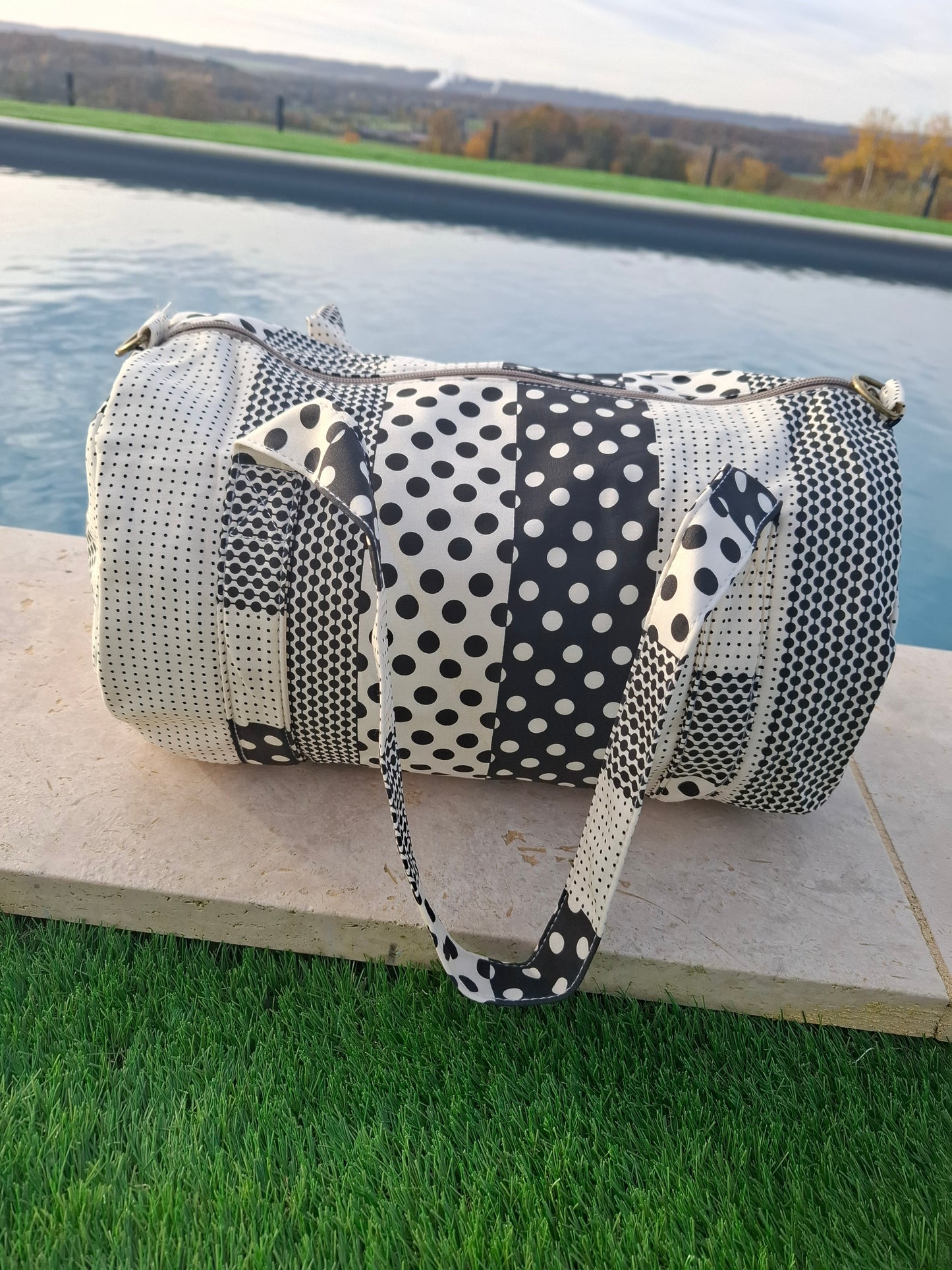 Sac polochon week end de voyage en tissu coton patchwork motifs à pois noir et blanc