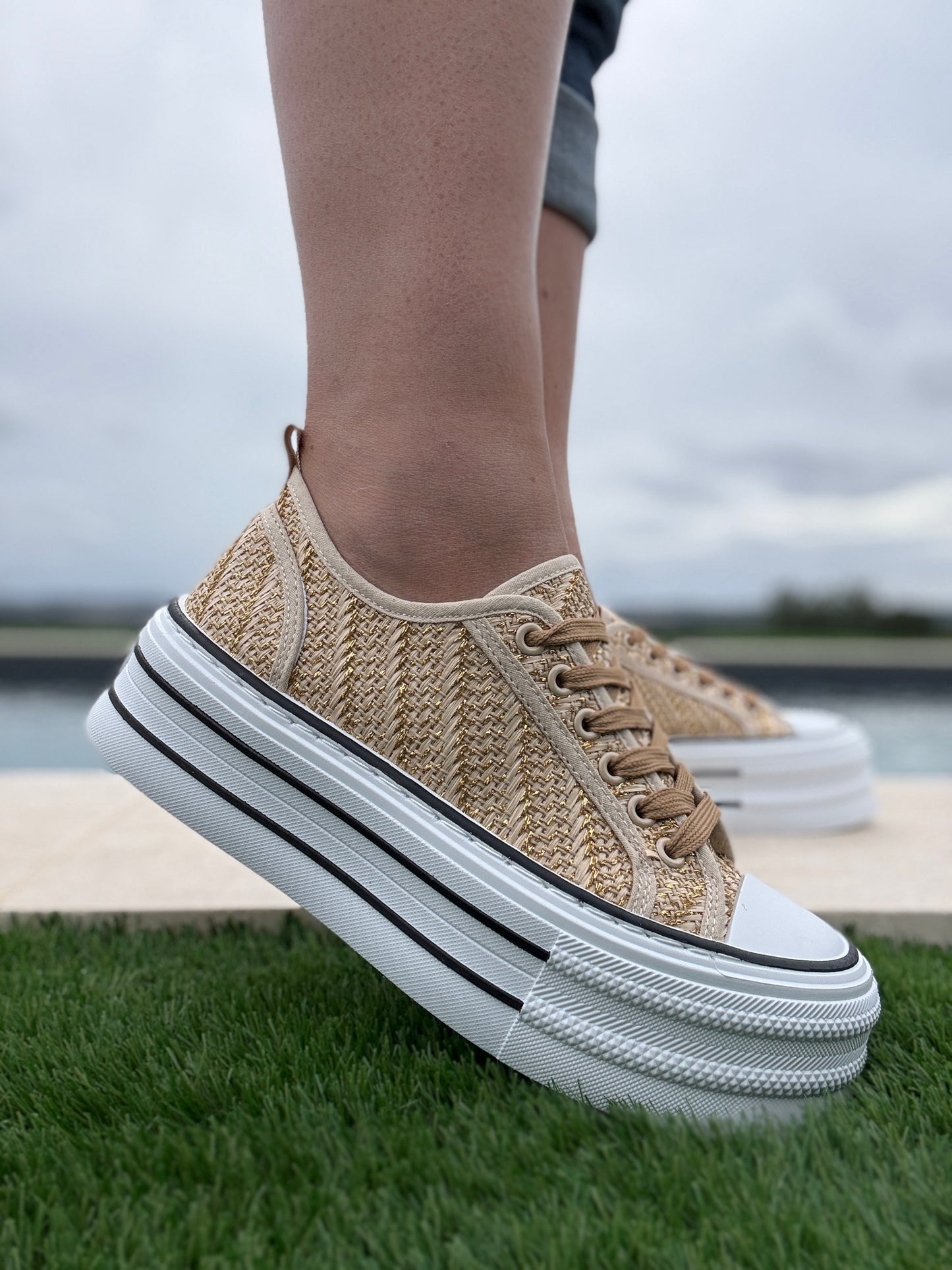 Chaussures baskets tissées beige doré semelle compensée style converse