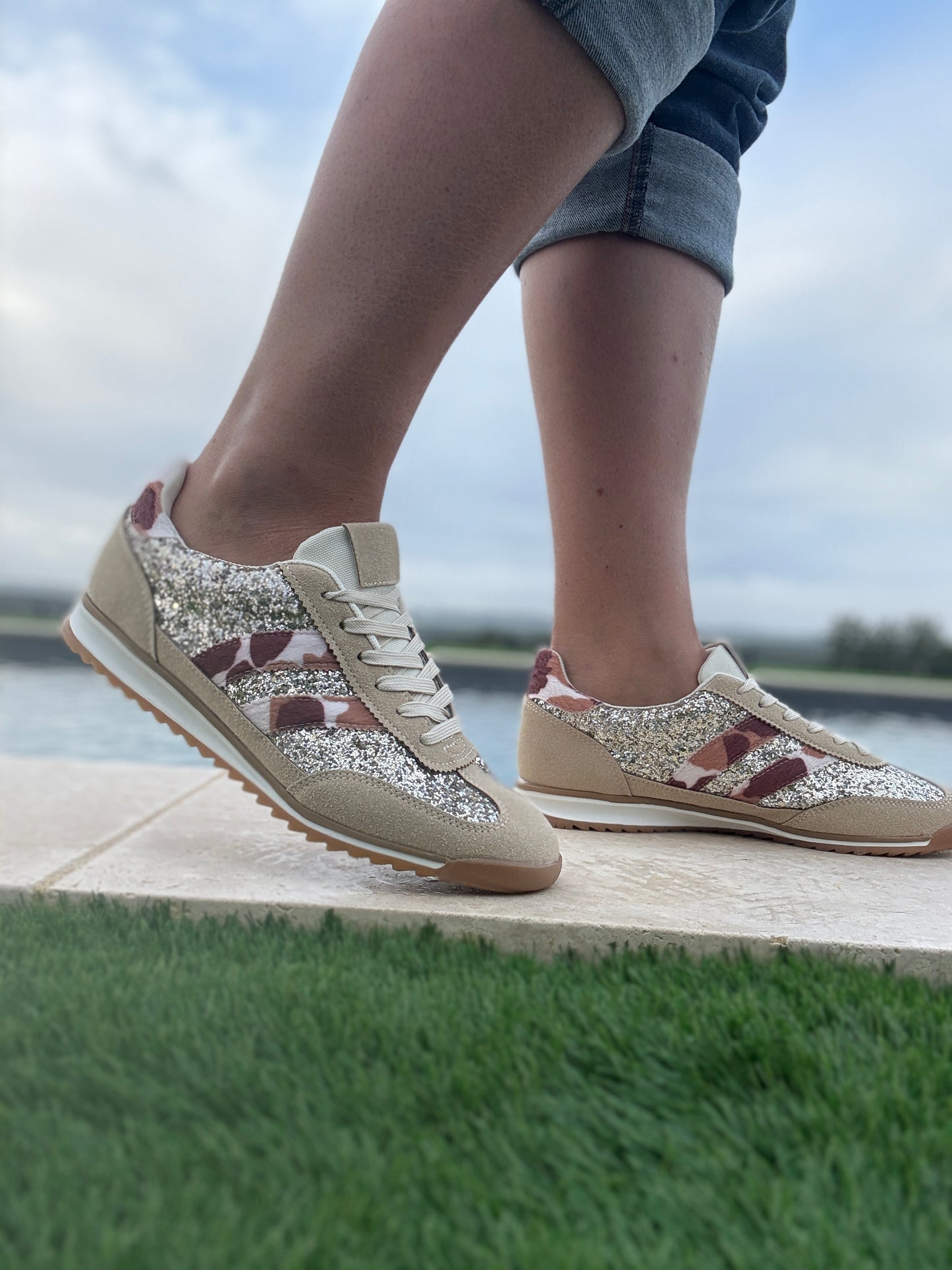 Chaussures baskets basses gris pailleté avec des rayures motif léopard style sneakers