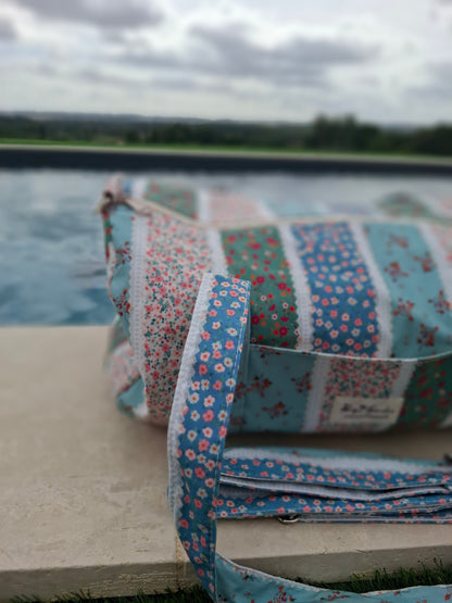 Sac polochon en tissu coton motifs patchwork à rayures florales bleu rose et vert