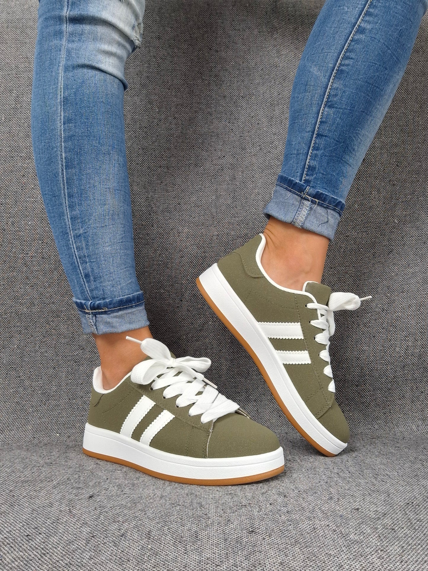 Chaussures baskets basses kaki vert olive à bandes blanches style campus