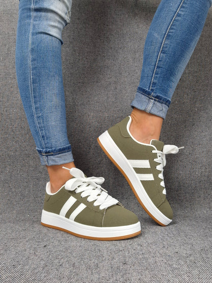 Chaussures baskets basses kaki vert olive à bandes blanches style campus