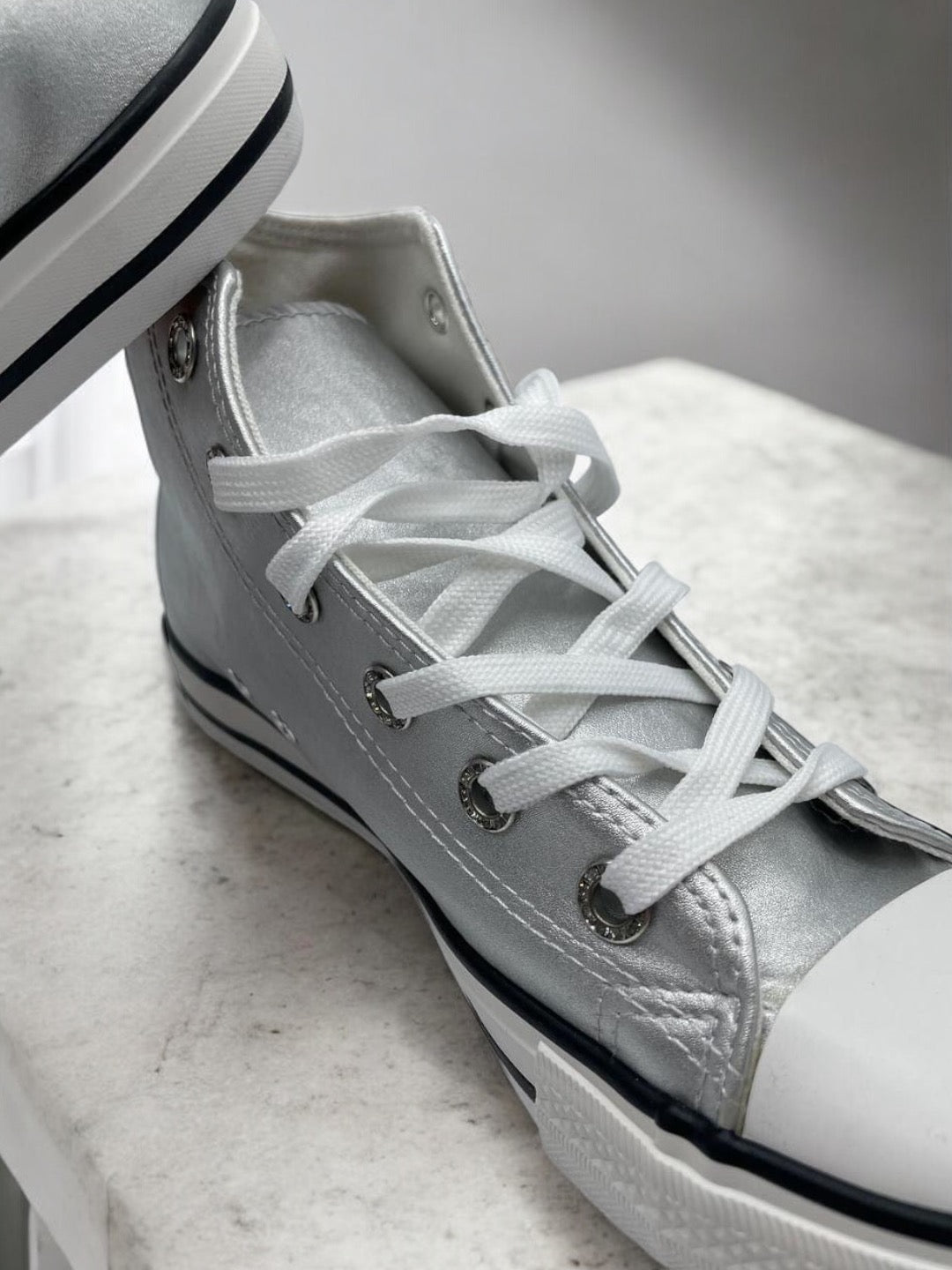 Baskets haute argenté et blanc type Converse