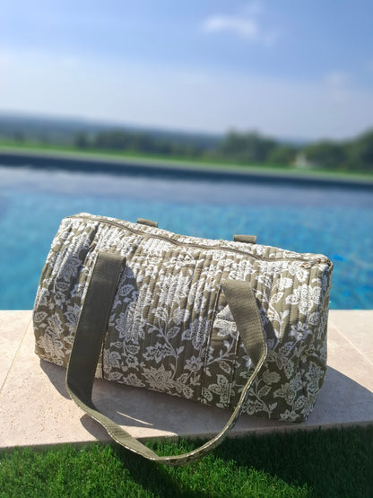 Sac polochon en coton matelassé liberty toile de jouy fleuri vert kaki et blanc