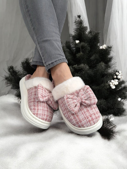 Chaussons fourrés rouge et blanc en tissu à carreaux avec noeud