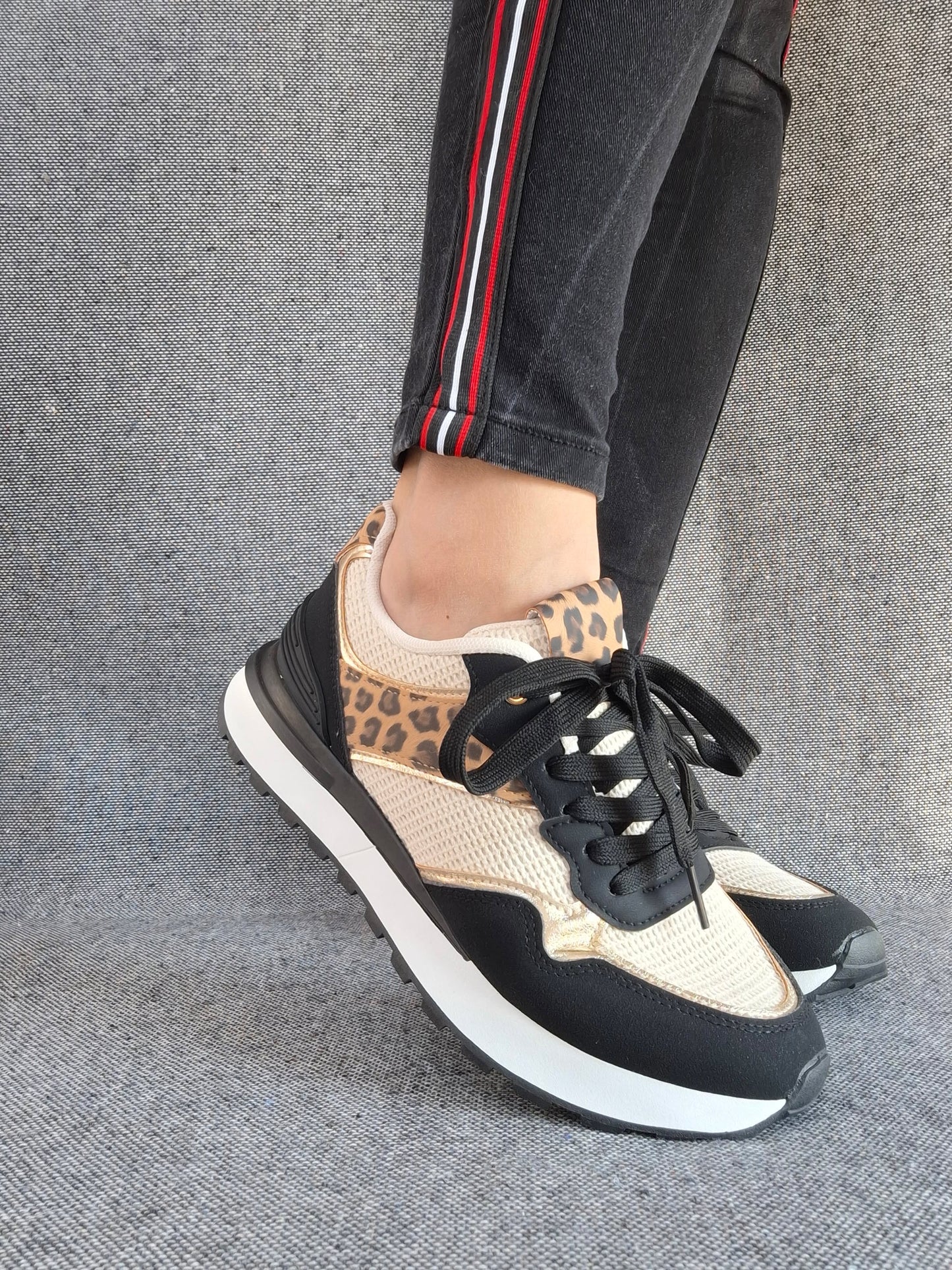 Chaussures baskets en tissu beige et noir avec un motif léopard style sneakers