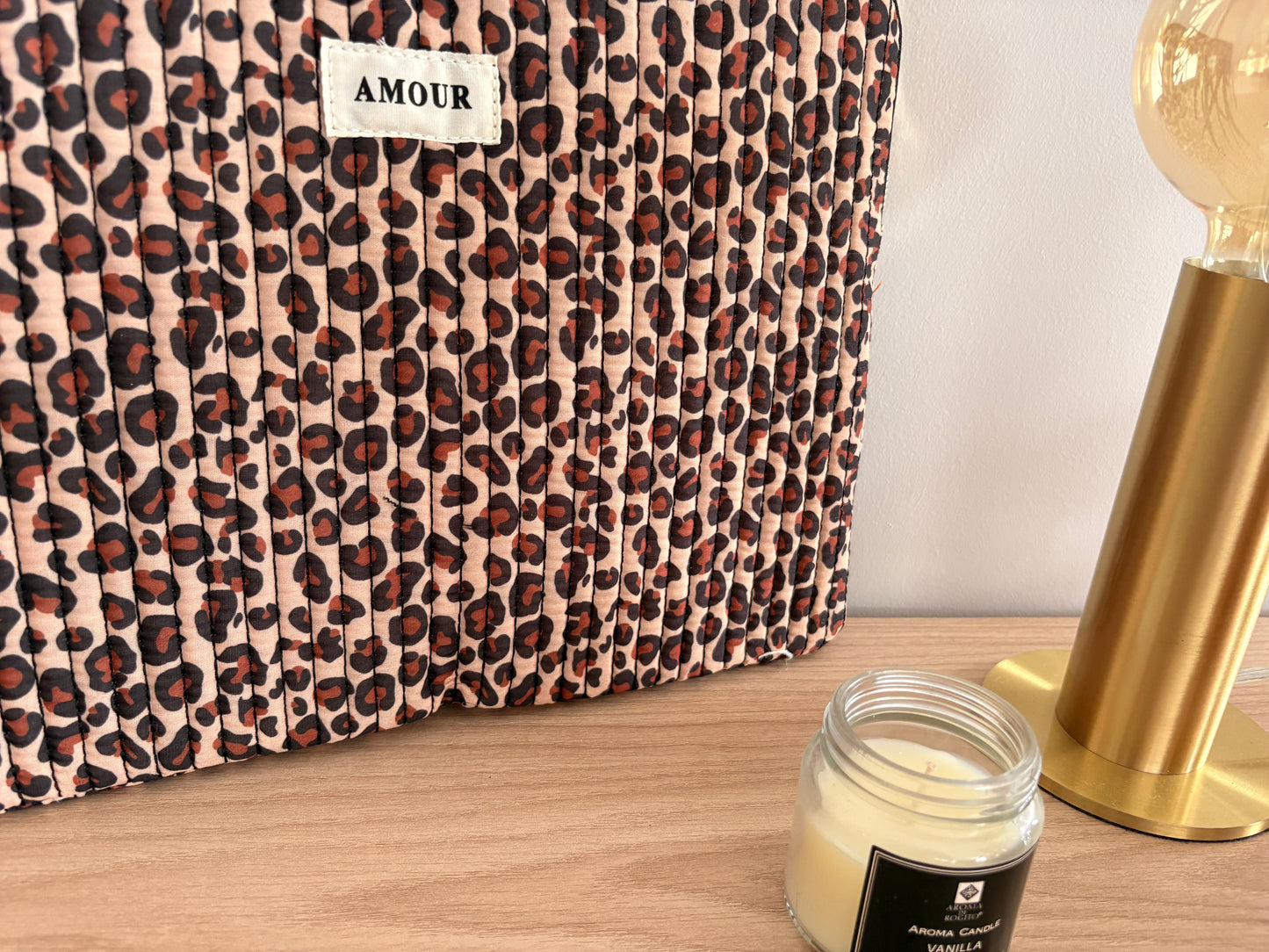 Pochette housse pour ordinateur en coton matelassé beige taupe motifs léopard couleur Noir et marron