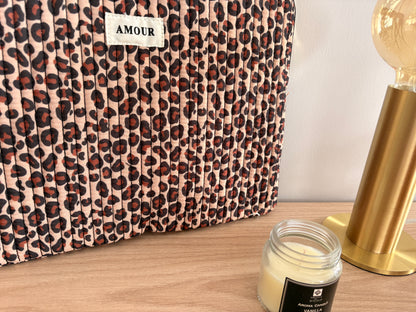 Pochette housse pour ordinateur en coton matelassé beige taupe motifs léopard couleur Noir et marron