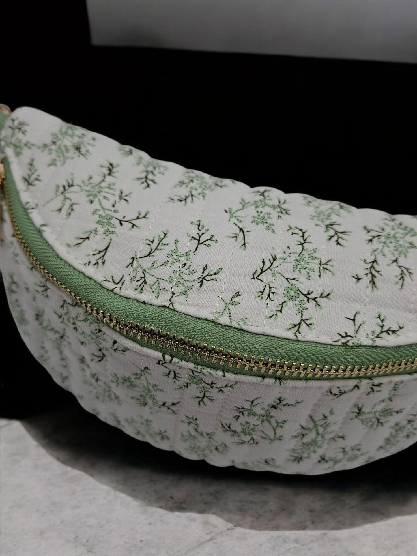 Sac banane en coton matelassé liberty blanc motif floral vert olive
