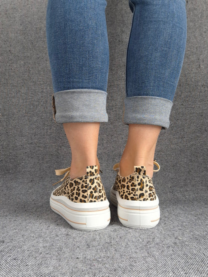Chaussures baskets à imprimé léopard marron beige semelles compensées style converse