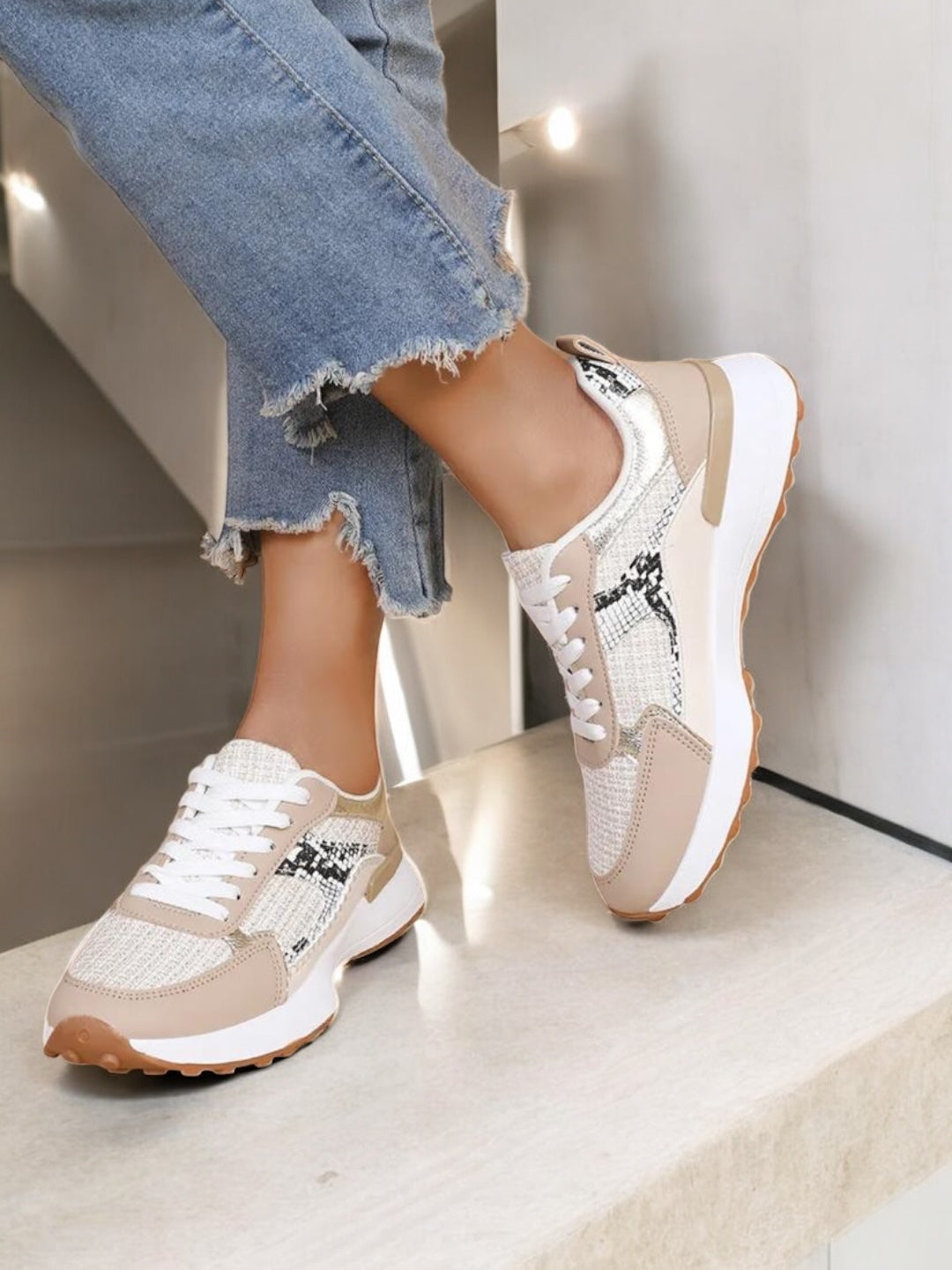 Chaussures baskets beige tissé à motifs serpent noirs et blanc style sneakers