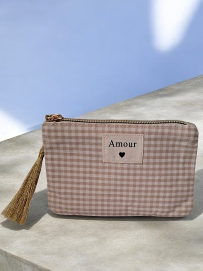 Pochette en tissu beige et blanc motifs à carreaux “Amour”