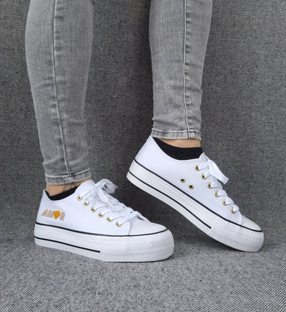 Chaussures baskets basses en toile blanche avec inscription “Amor” style converse