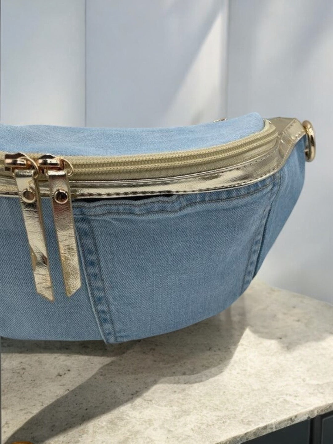 Sac banane tissu jean clair et doré