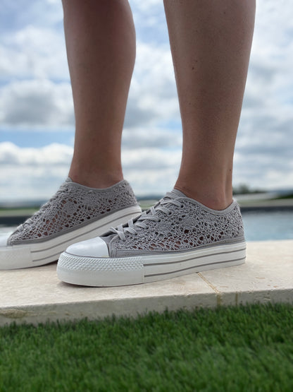 Chaussures baskets basses à dentelle grise en tissu style converse