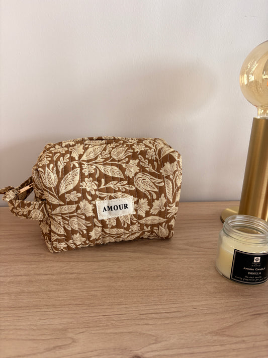 Pochette trousse en coton matelassé liberty floral toile de jouy couleur Camel et blanc