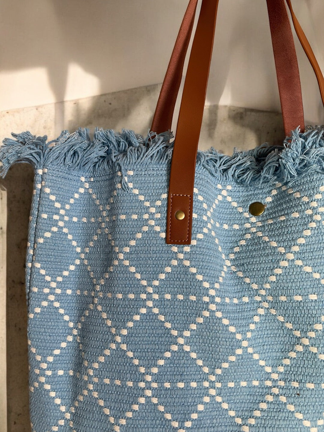 Grand sac fourre-tout bleu ciel avec écriture dorée « Bohème »