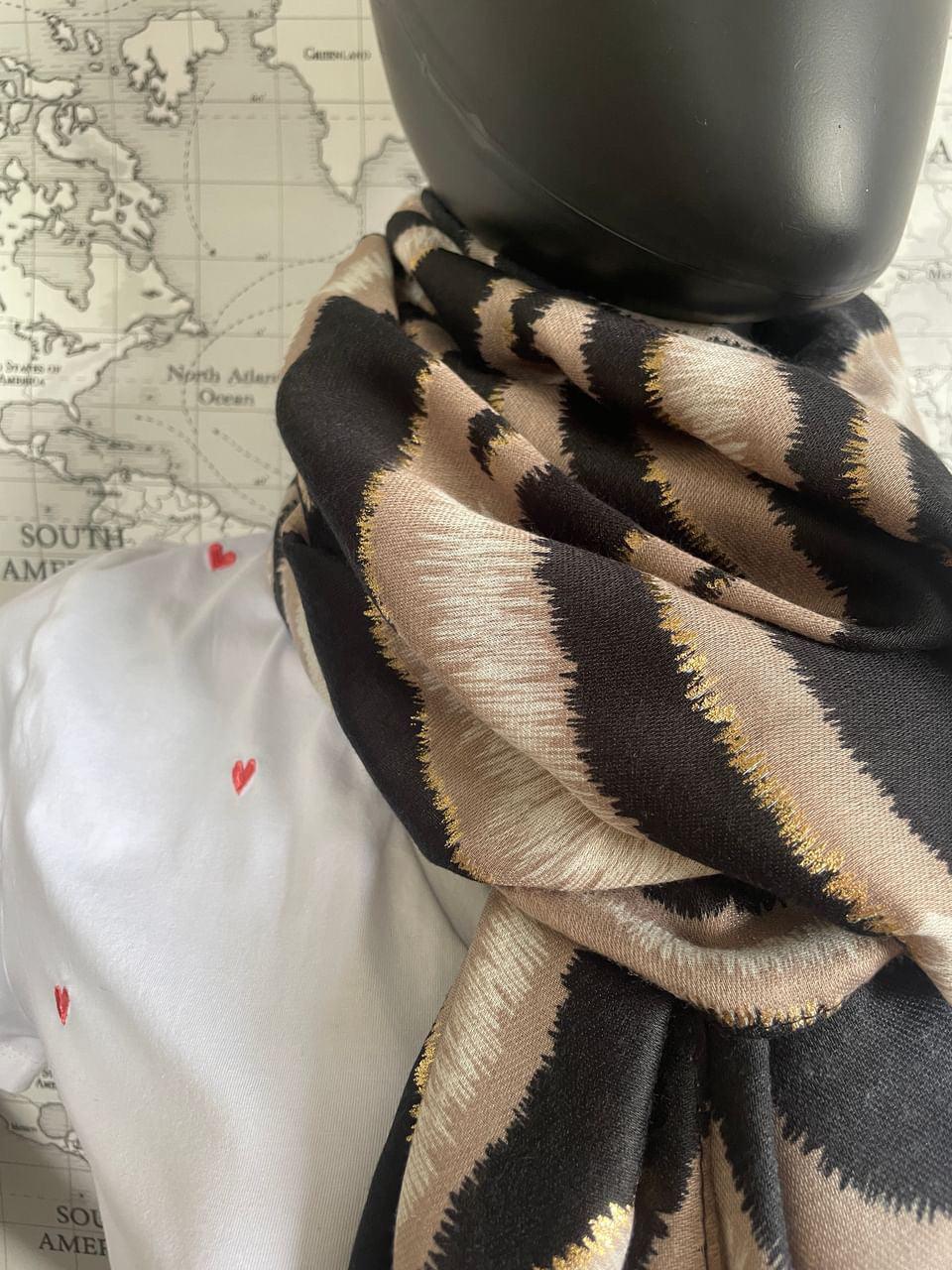 Foulard en tissu motifs zébré noir et taupe avec touche de doré