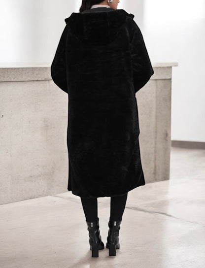 Manteau long réversible noir fausse fourrure avec capuche et cordons de serrage à la taille