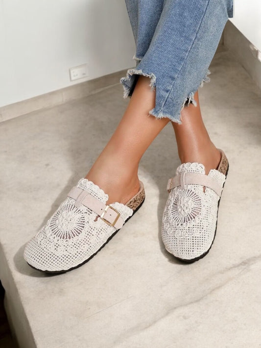 Chaussures sabots à semelle intérieur beige motif blanc avec boucle dorée