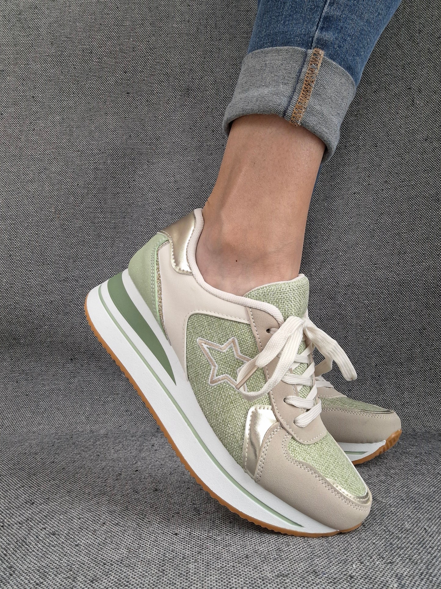 Chaussures baskets en tissu vert avec un motif étoile style sneakers