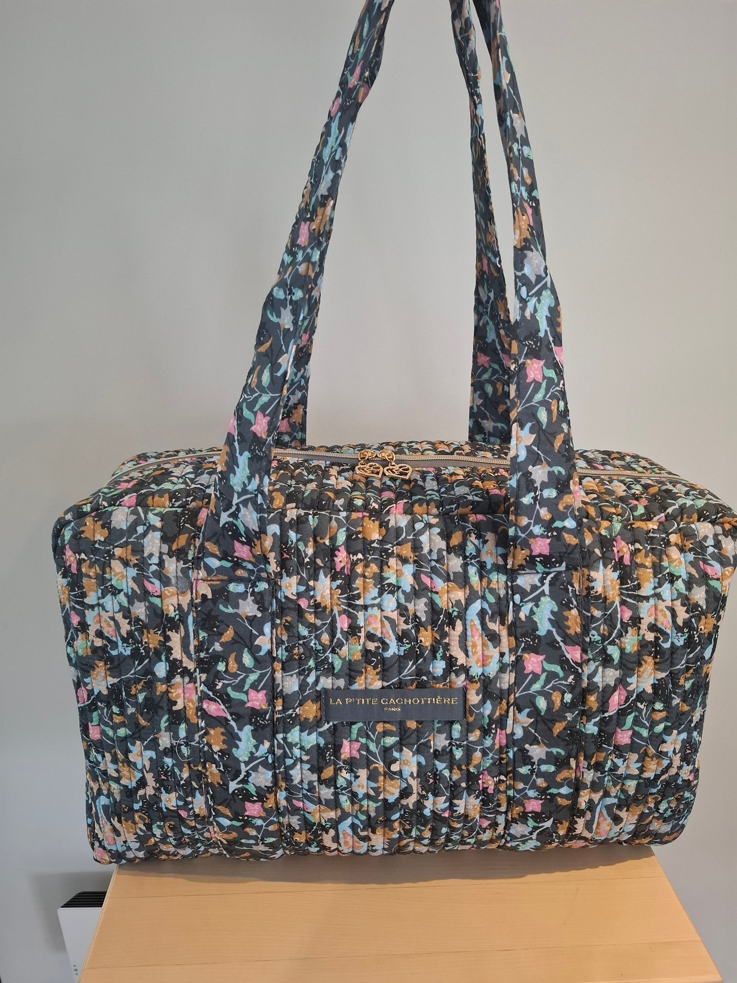 Sac week-end polochon en coton matelassé gris liberty fleuris nuances de rose bleu et orange